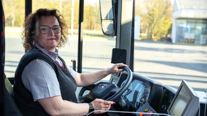 Busfahrerin am Steuer eines WVV-Busses