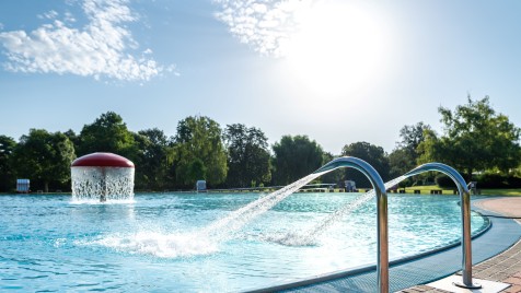 Schwimmbadbesucherin springt von Sprungturm