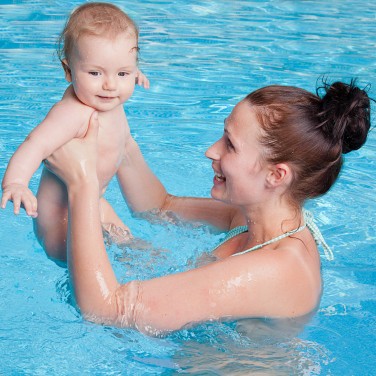 Mutter schwimmt mit Kleinkind