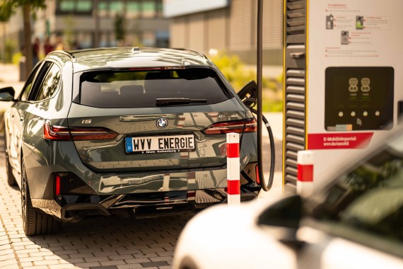 E-Auto wird an einer Ladesäule der WVV Energie geladen