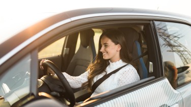 Frau im Auto