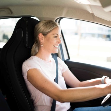 Frau am Autofahren