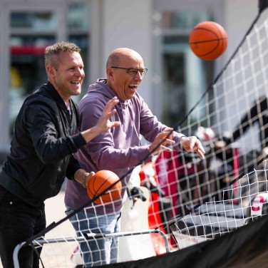 Personen spielen Basketball