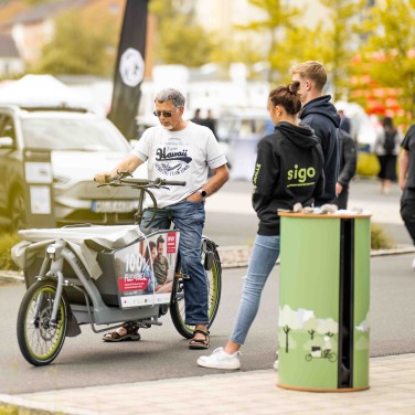 Mann fährt WVV Lastenrad