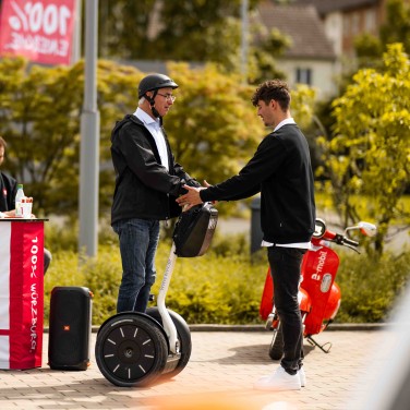 Mann macht eine Segway Probefahrt 