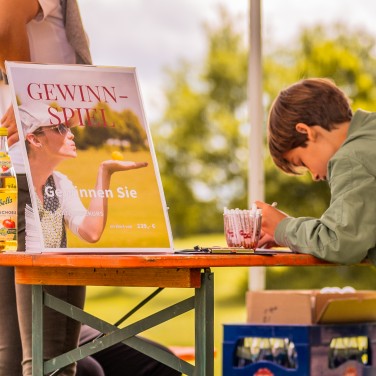 Junge beim Gewinnspiel