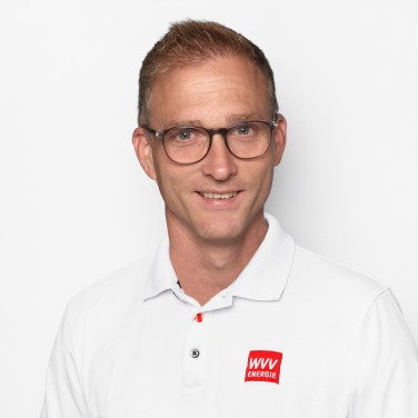 Portrait unseres Vertriebsfachberaters für Wärmepumpen Julian Langer im weißen WVV Energie Poloshirt vor einem hellen Hintergrund