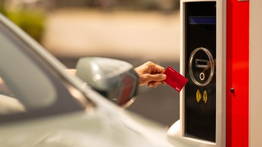 Auto an Parkplatzschranke