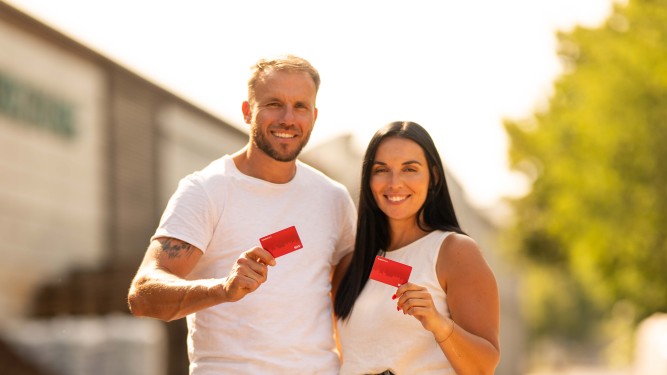 Frau hält WVV Komfortkarte