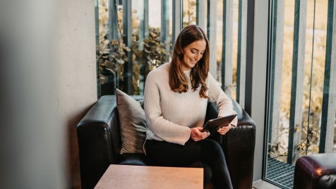 Frau mit Tablet