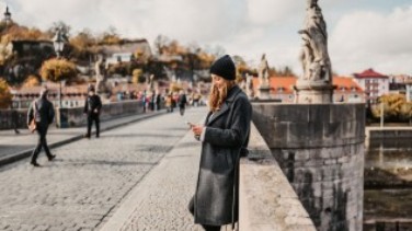 Frau auf Alter Mainbrücke