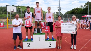 Siegerehrung und Spendenübergabe beim 3-Punkt-Wettbewerb. V.l.n.r.: Walter Malcherek (Marketingleiter WVV Energie), Luka Lazic (3. Platz), Lukas Rademacher (1. Platz), Maximilian Stephan (3. Platz), Dörte Schulte-Derne (WVV-Geschäftsführerin), Lina Stahl (Mein Ball, dein Ball e.V.). // Foto: Rudi Merkl