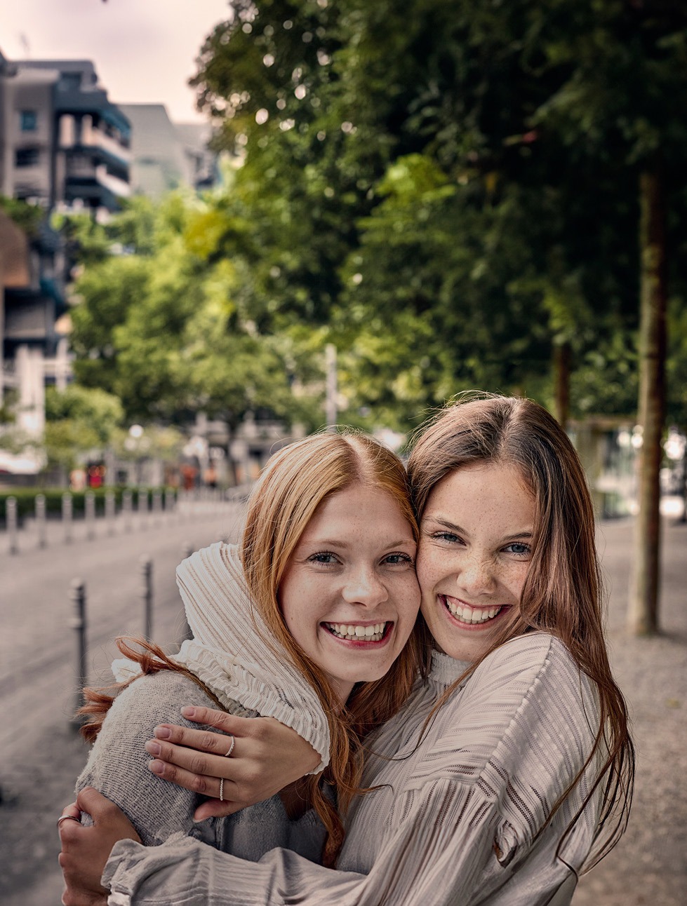 Zwei Frauen freuen sich
