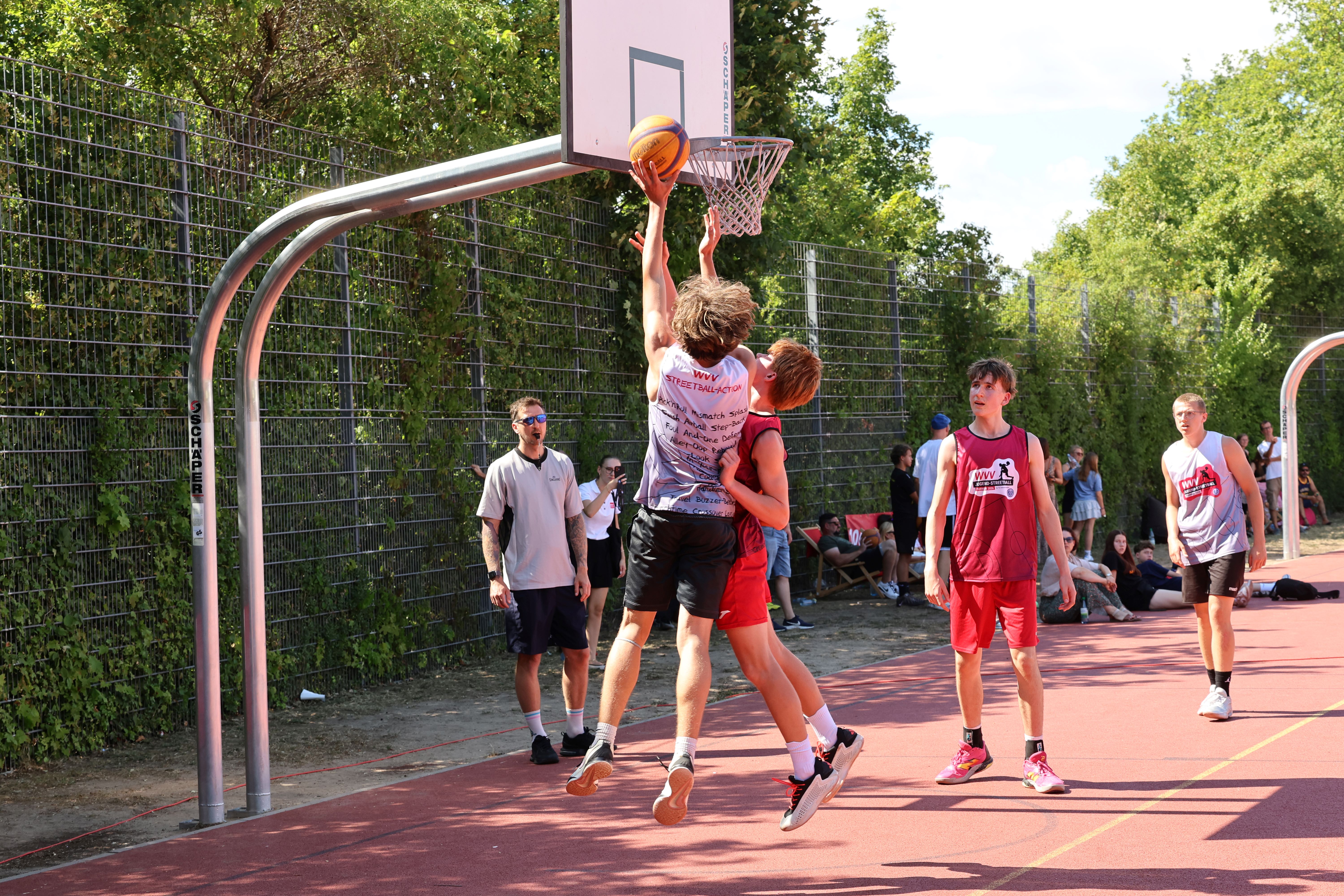 Jugendliche Basketballer kämpfen um den Ball
