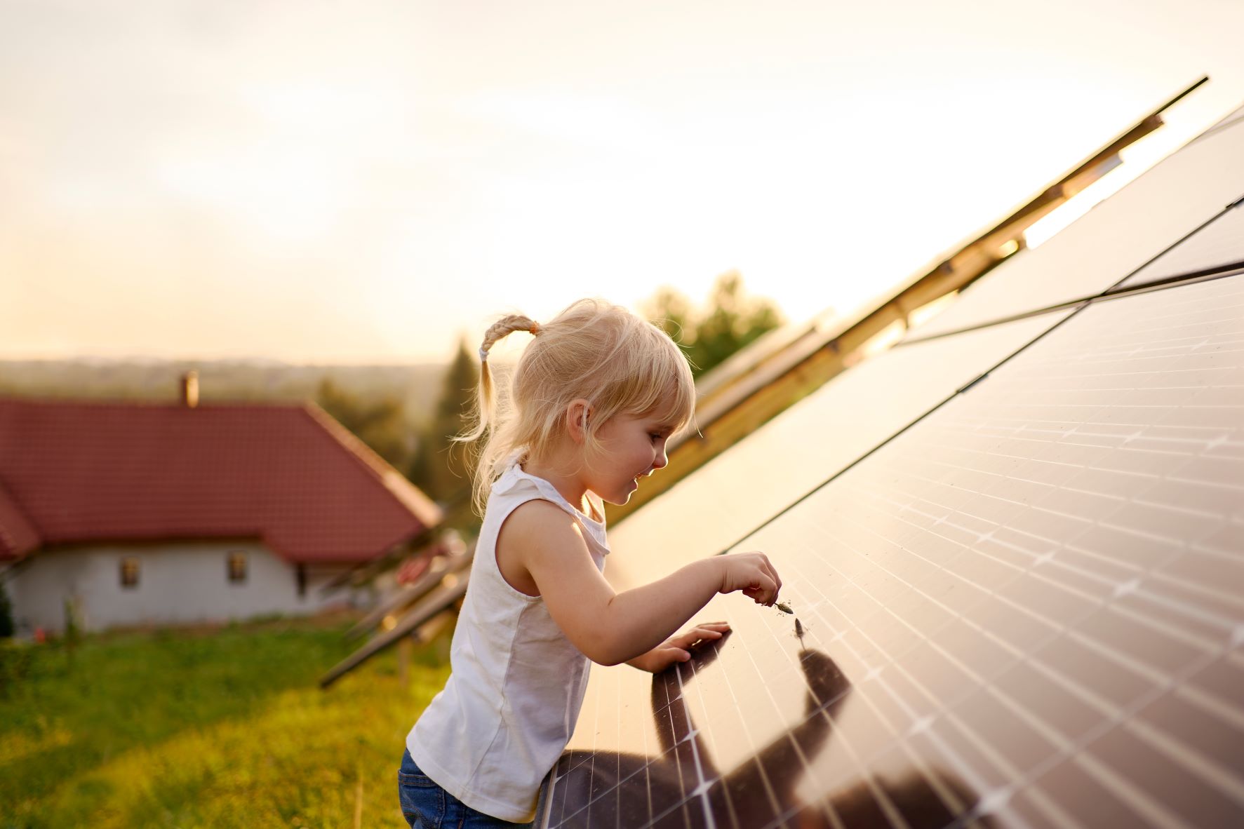 Mädchen an PV-Anlage