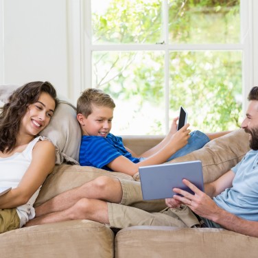 Familie auf dem Sofa