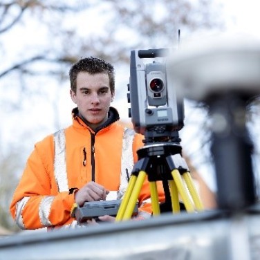 Geomatiker der WVV mit Ausrüstung