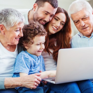 Familie mit Oma und Opa am Laptop