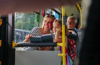 Frau mit Kind in Bus