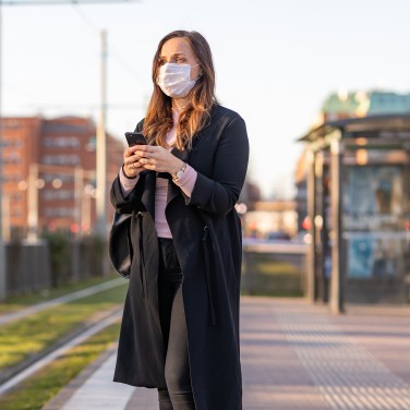 Maske an Haltestelle
