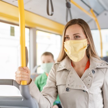 Frau_Maske_Bus