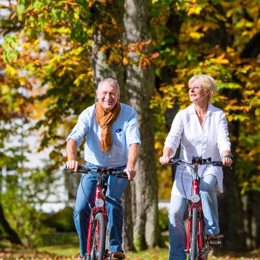Senioren auf dem Fahrrad im Grünen
