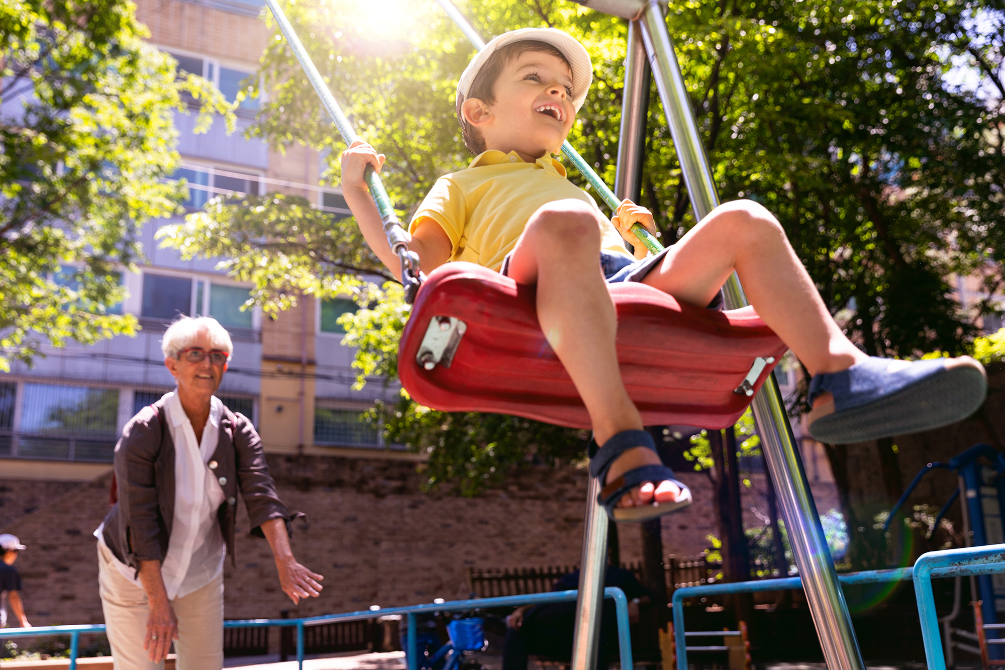 Kind_mit_Oma_Schaukel
