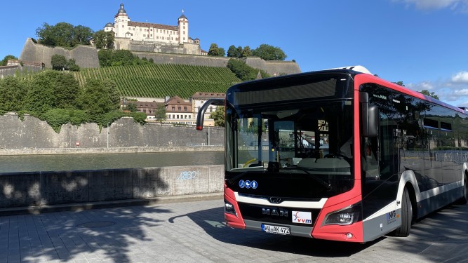 Bus vor Festung