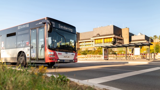 Bus vor Festung