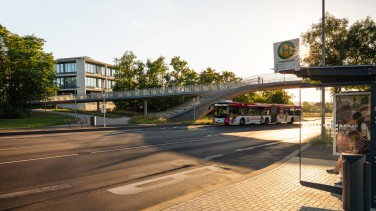 Bus unter Campusbrücke