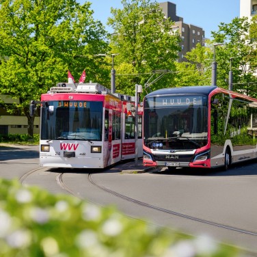 Bus und StraÃenbahn nebeneinander