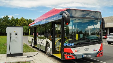 Elektrobus an der Ladesäule