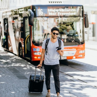 Freundinnen checken Smartphone im Bus