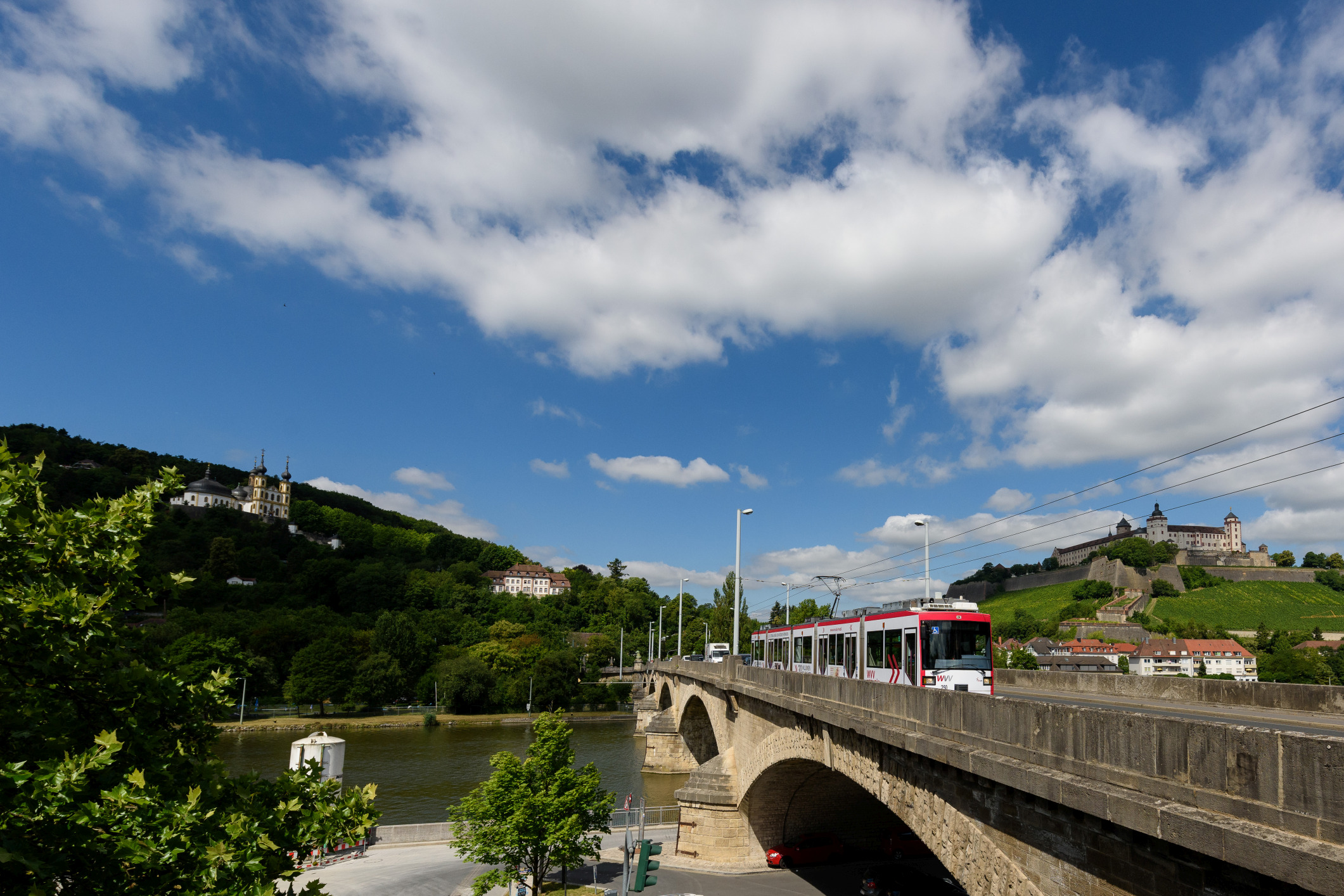 Strassenbahn_auf_Loewenbruecke