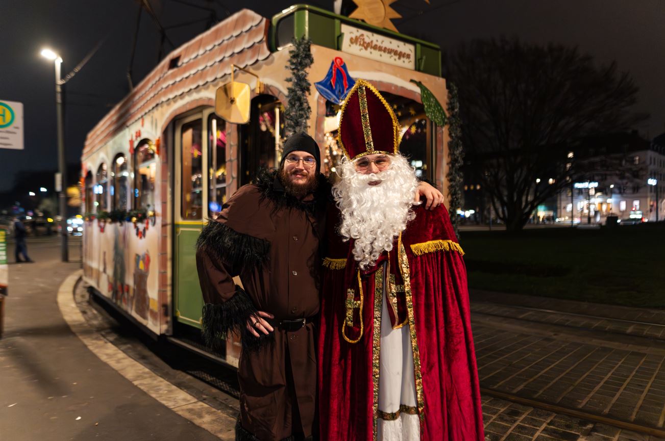 Nikolaus_und_Knecht_Ruprecht_am_Hauptbahnhof