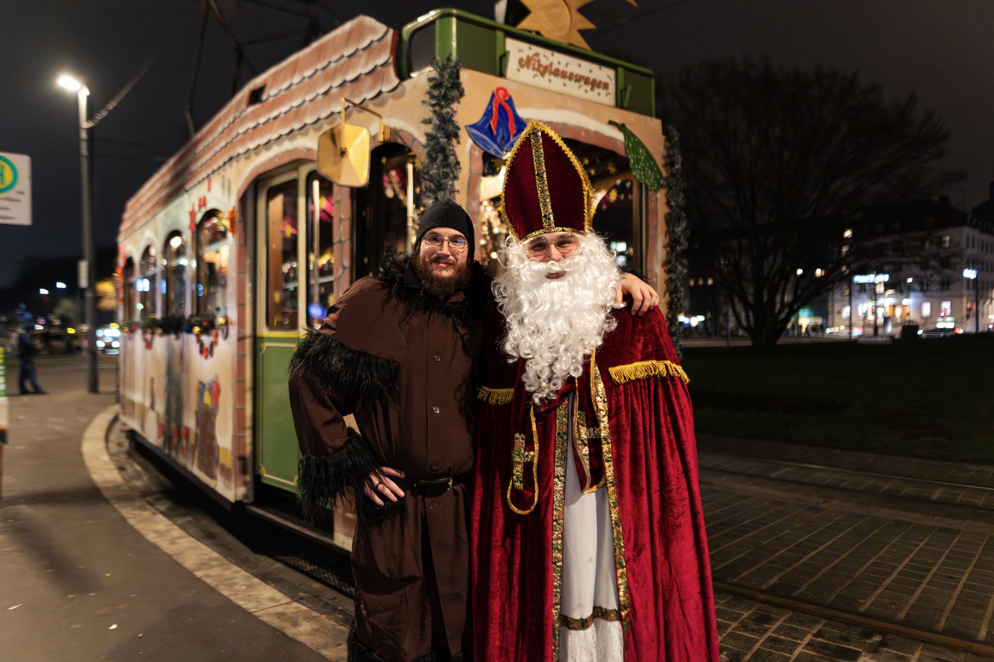 Nikolaus_und_Knecht_Ruprecht_vor_dem_Nikolauswagen_am_HBF