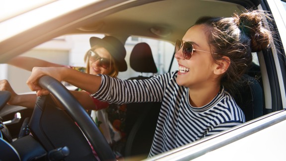 Studentinnen sitzen im Auto