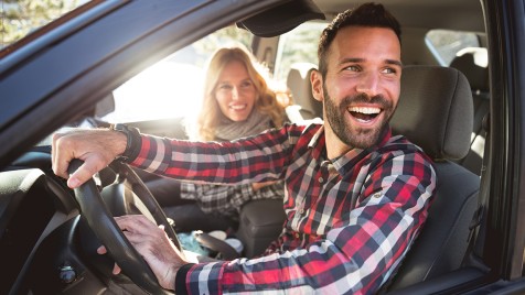 Carsharing_Mann und Frau im Auto