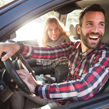 Man und Frau im Auto
