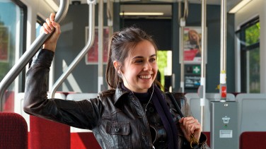 Studentin fährt mit dem Deutschlandticket der WVV