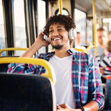 Student im Bus