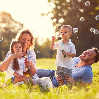 Familie im Grünen