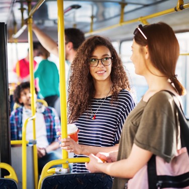 Studentinnen im ÖPNV unterwegs