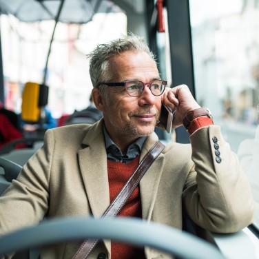 Fahrgäste steigen in Straßenbahn