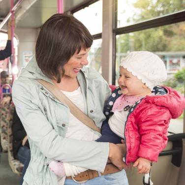 Familie mit Bus unterwegs