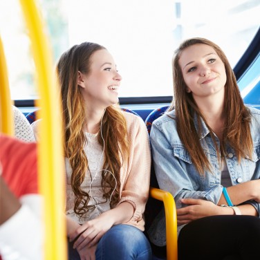Schülerinnen im Bus