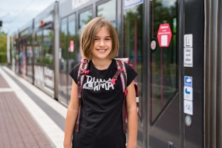 Schuelerin_Straba_unterwegs Schuelerin_Straba_unterwegs
