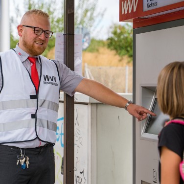 Mobilitätsberater und Schülerin