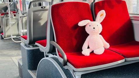 Kuscheltier in Straßenbahn vergessen