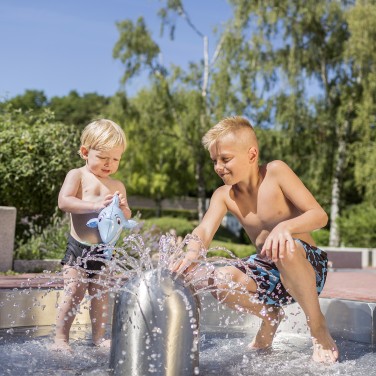 Kinder_spielen_im_Wasser